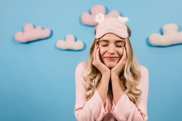 vrouw ontspant voor betere slaap bij stress en cortisol problemen